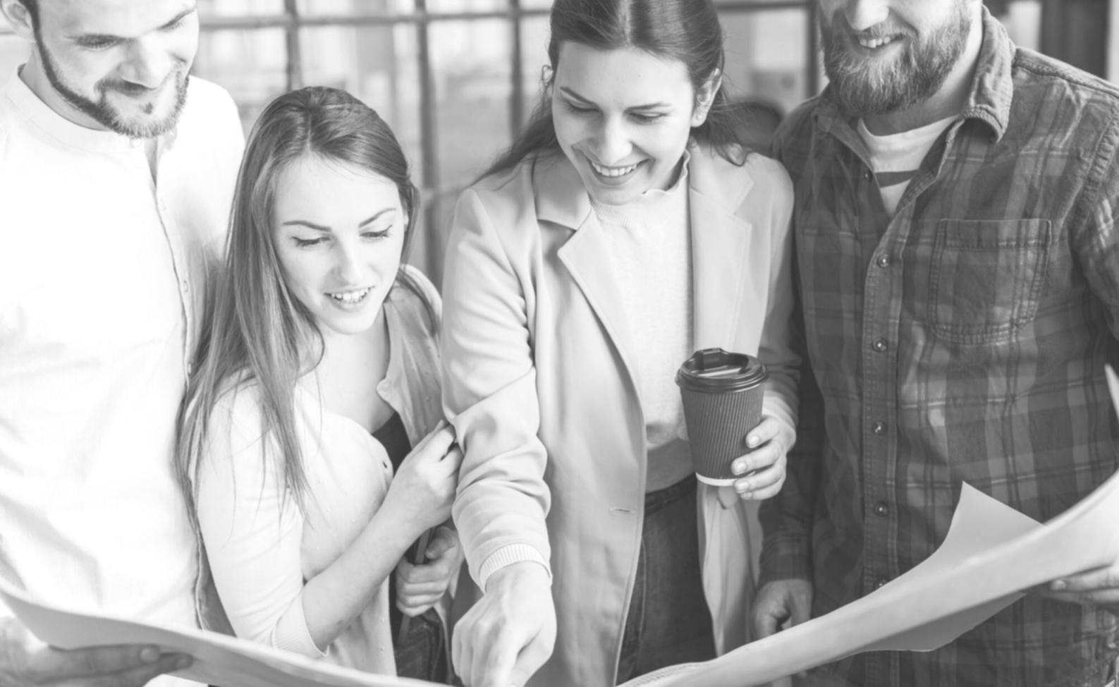 Entorno de trabajo profesional mostrando planificación empresarial y análisis financiero