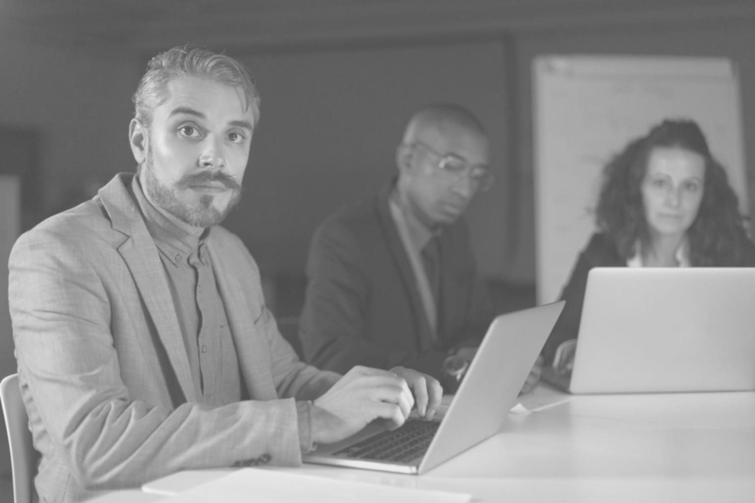 Sesión de formación empresarial en naevoriluna con directivos analizando métricas financieras